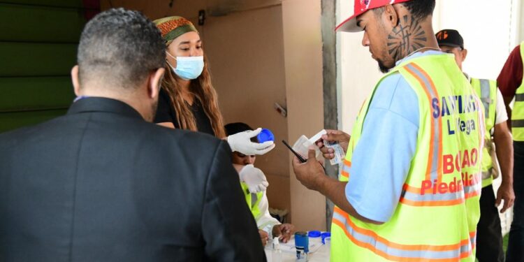 INTRANT realiza pruebas de drogas y alcohol de a conductores del KM.9 de la Autopista Duarte