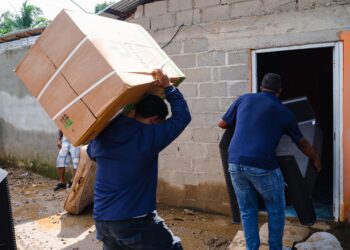 Gobierno entrega enseres del hogar a familias afectadas por inundaciones en Dajabón, Valverde y La Altagracia