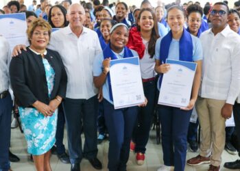 CTC lanza programa Robótica Educativa para fomentar creatividad e innovación en estudiantes&nbsp;Isidro Torres agregó que el diseño del contenido y las actividades del programa de robótica educativa está segmentado según edades y niveles de conocimiento, por tanto, niños, jóvenes y adultos harán su entrada al mundo de la programación de forma intuitiva a través del lenguaje de programación visual.&nbsp;&nbsp;Santo Domingo Norte.-&nbsp;Los Centros Tecnológicos Comunitarios (CTC) lanzaron su novedoso e innovador programa “Robótica Educativa”, que permitirá a los estudiantes adquirir habilidades en programación, en la resolución de problemas de forma práctica y a trabajar en equipo en la era digital.&nbsp;Isidro Torres, director del CTC, resaltó que el nuevo programa de robótica educativa impartido de manera gratuita tiene como objetivo fomentar el pensamiento computacional de los estudiantes y mejorar las habilidades de colaboración, reforzando su sistema de aprendizaje, contribuyendo así a la transformación digital y nuevas oportunidades para las comunidades más vulnerables.&nbsp;Torres agregó que el diseño del contenido y las actividades del programa de robótica educativa está segmentado según edades y niveles de conocimiento, por tanto, niños, jóvenes y adultos harán su entrada al mundo de la programación de forma intuitiva a través del lenguaje de programación visual.&nbsp;El anuncio del programa fue dado a conocer en el contexto de la Semana Global de Emprendimiento en el Politécnico Aragón del municipio Santo Domingo Norte ante cientos de estudiantes y maestros, cuyo método de enseñanza está amparado en la metodología STEAM (Ciencia, Tecnología, Ingeniería y Matemáticas) que se basa desarrollar proyectos prácticos situaciones comunitarias reales.&nbsp;En tanto que la encargada de emprendimiento de los Centros Tecnológicos Comunitarios Donaty Baldera, explicó que esta jornada esta fundamentada en la introducción y desarrollo de la Robótica Educativa, en la que se desarrollan una variedad de actividades diseñadas para fomentar el aprendizaje y el desarrollo integral.&nbsp;Baldera ponderó que los CCTC lo que busca con el programa “Robótica Educativa”, es formar creadores, innovadores y científicos que ayuden al desarrollo del país, y para afianzar ese proceso,&nbsp; impactarán en los centros educativos que visiten a nivel nacional enseñando a los estudiantes a diseñar y construir robots que facilitan la vida en una sociedad moderna, según la edad de los alumnos.&nbsp;Añadió que la implementación del programa de robótica educativa contempla la ampliación de los espacios Maker de los CTC, un entorno de aprendizaje activo que promueve la creatividad y la experimentación y que permite que los estudiantes desarrollen habilidades técnicas y blandas.&nbsp;Otra novedad presentada por CTC es la Certificación en Emprendimiento, libre de costo para sus estudiantes, avalada por Cisco Networking Academy, socio estratégico en el uso de sus plataformas y recursos educativos.&nbsp;Los Centros Tecnológico Comunitarios (CTC) tienen como misión democratizar el acceso a la tecnología y fomentar el desarrollo integral en comunidades vulnerables mediante programas educativos enfocados en el aprendizaje práctico, la creatividad y la innovación tecnológica.&nbsp;Durante la actividad estuvieron presentes, Lucrecia Santana Leyba, gobernadora provincial Santo Domingo, Betty Gerónimo, alcaldesa del municipio Santo Domingo Norte, Martín Feliz, encargado departamento emprendimiento Politécnico Aragón, Júnior Muñoz, diputado de la provincia de Santo Domingo, Edward Rosario Díaz y Berni Mambrú, regidores de Santo Domingo Norte,Luís Vázquez, coordinador de la zona metropolitana de los CTC, Limber Feliz, Gestor CTC Guaricanos, entre otros.