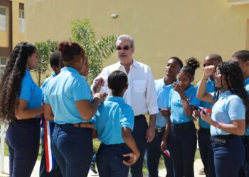 Abinader anuncia construcción de 4 mil nuevas aulas adicionales para el año 2025; Actualmente se construyen 1,600 para educación inicial