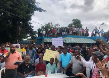 REPRESENTANTES DE ASOCIACIONES, JUNTA DE VECINOS E IGLESIAS SE OPONEN AL CIERRE DE EMPRESAS MINERAS EN EL POMIER, SAN CRISTOBAL