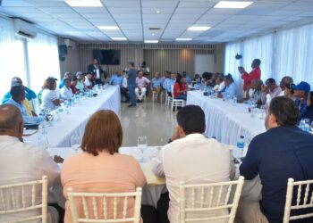 Alcalde Nelson de la Rosa media entre comunitarios y Director de Inapa