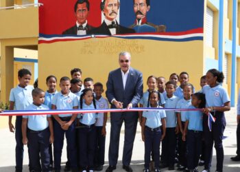 Presidente Abinader inaugura Escuela Primaria en Los Jardines para beneficio de 1,890 estudiantes; y un Centro de Desarrollo Integral de la Mujer en SDN