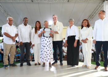 Presidente Abinader entrega 394 nuevos certificados de título de propiedad en Ramón Santana, San Pedro de Macorís