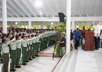 Presidente Abinader encabeza graduación histórica de los primeros 1,016 policías formados bajo la reforma policial
