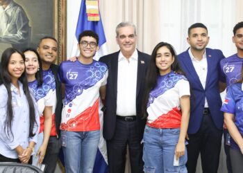 Presidente Abinader recibe estudiantes universitarios y de nivel secundario que participan en concurso NASA