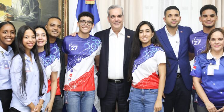 Presidente Abinader recibe estudiantes universitarios y de nivel secundario que participan en concurso NASA