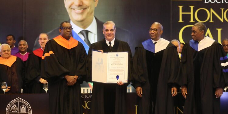 Presidente Abinader recibe Doctorado Honoris Causa de la UASD