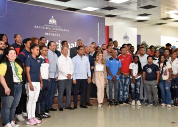 Ministro Kelvin Cruz duplica asignación a los atletas