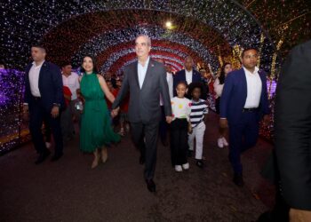 Abinader inaugura Villa Navidad 2024 y la define de experiencia que captura la ilusión navideña