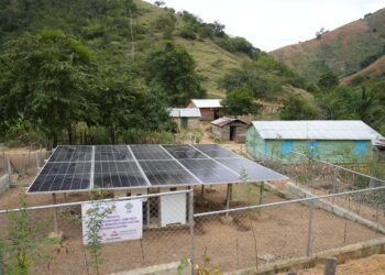 Gobierno e IDDI benefician a 42 hogares con electrificación solar en Elías Piña