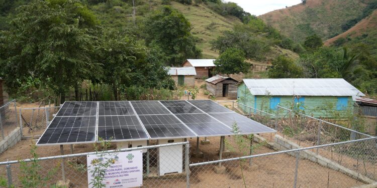 Gobierno e IDDI benefician a 42 hogares con electrificación solar en Elías Piña