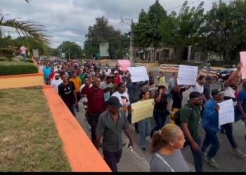 REPRESENTANTES DE JUNTA DE VECINOS Y ASOCIACIONES DE LA SECCIÓN&nbsp;BORBÓN, DE SAN&nbsp;CRISTÓBAL, REALIZAN CAMINATA PACIFICA HACIA LA GOBERNACION