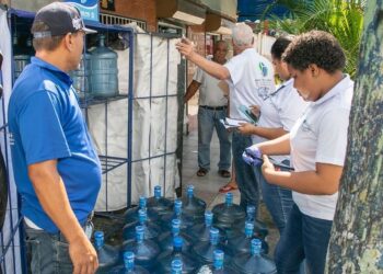 Pro Consumidor decomisa cientos de botellones de agua que estaban expuestos a los rayos del sol