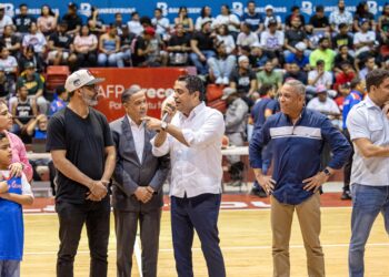 Ministro Kelvin Cruz anuncia aporte de un millón de pesos para el baloncesto de SFM