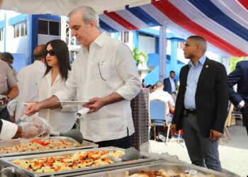 Presidente Abinader almuerza con miembros del ERD y PN