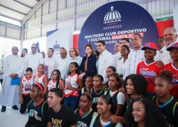 Vicepresidenta Peña y Ministro Cruz entregan techado en Quita Sueño