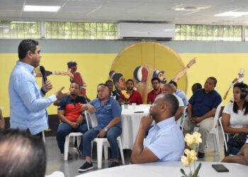 Ministro Kelvin Cruz entrega bonificación navideña entrenadores alto rendimiento.