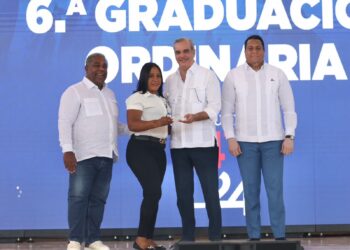 Presidente Abinader pasa revista a proyectos y obras en Barahona; Se reúne con empresarios e inversionistas