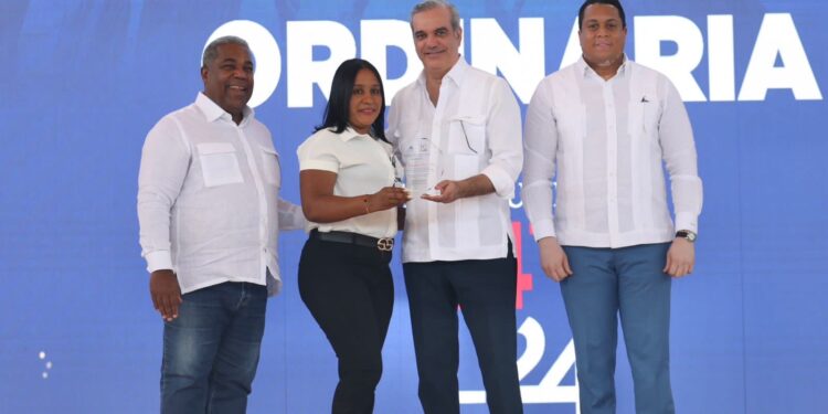 Presidente Abinader pasa revista a proyectos y obras en Barahona; Se reúne con empresarios e inversionistas