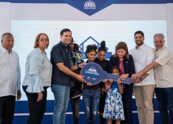 Gobierno entrega 50 viviendas y cumple el sueño de familias damnificadas por el huracán Georges en San Cristóbal