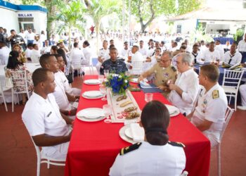 Presidente Abinader almuerza con miembros de la Armada y la Fuerza Aerea de la República Dominicana