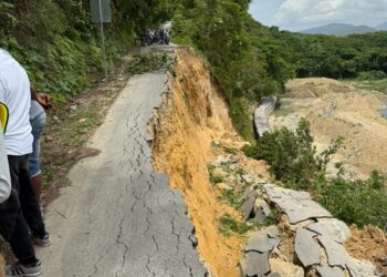Derrumbe provoca cierre de carretera -Samangola-Boca de Nigua en San Cristóbal