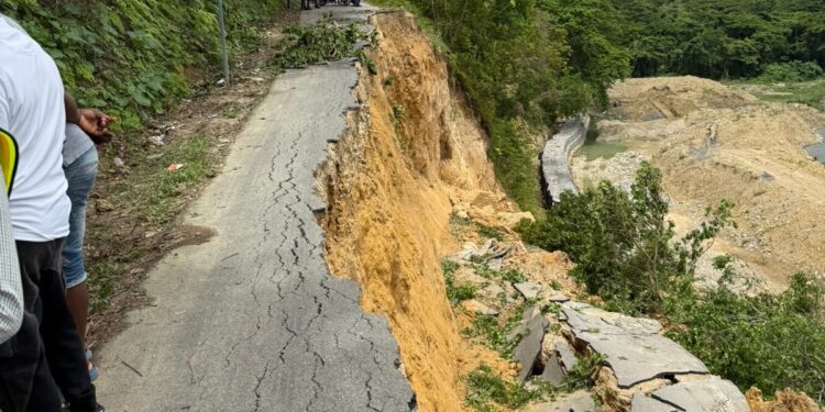 Derrumbe provoca cierre de carretera -Samangola-Boca de Nigua en San Cristóbal