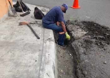 Ayuntamiento Municipal intensifica colocación de tapas en alcantarillas de calles en San Cristóbal