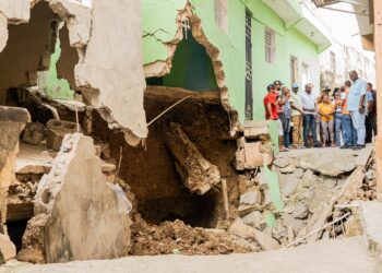 Alcaldesa Betty Gerónimo inspecciona zona afectada por derrumbe en Guaricanos