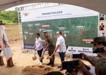 Ministros de la Presidencia y de Defensa dan primer palazo para iniciar segunda fase de la verja perimetral fronteriza en Dajabón