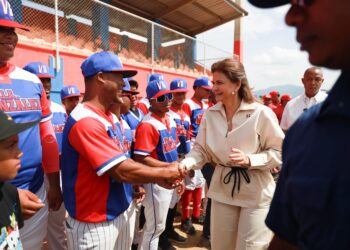 Raquel Peña reitera respaldo al deporte al encabezar apertura del torneo amateur de béisbol en Santiago