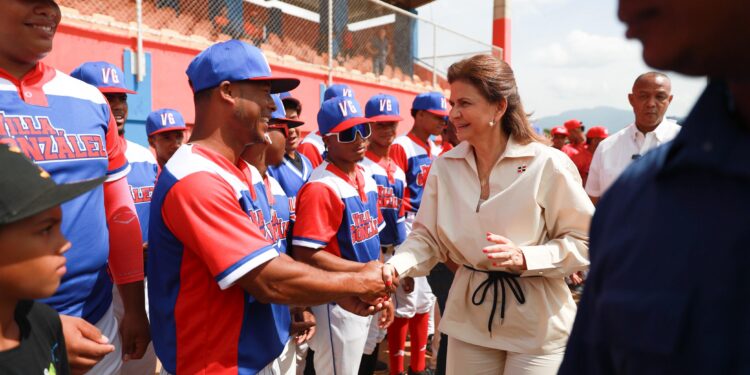 Raquel Peña reitera respaldo al deporte al encabezar apertura del torneo amateur de béisbol en Santiago
