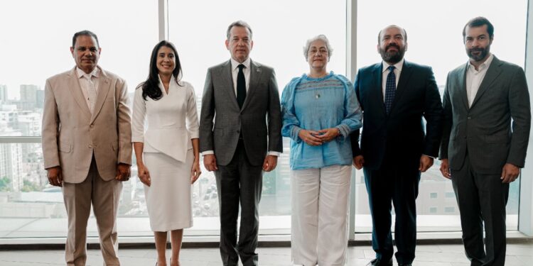 Ministro Ito Bisonó juramenta a Gianna Franjul como nueva viceministra de Desarrollo Industrial del MICM