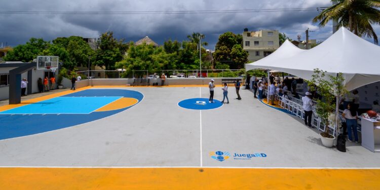 “Juega RD Banreservas” devuelve esplendor  a cancha del Ensanche La Paz