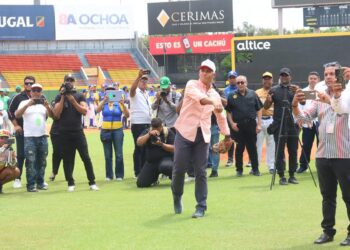 Stanley Javier, emocionado por la dedicación  de la cuarta versión de la Liga de Béisbol Universitario