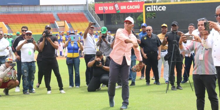 Stanley Javier, emocionado por la dedicación  de la cuarta versión de la Liga de Béisbol Universitario
