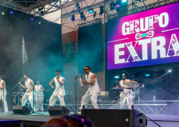 Grupo Extra regresa triunfalmente a Nápoles ante más de 20.000 personas