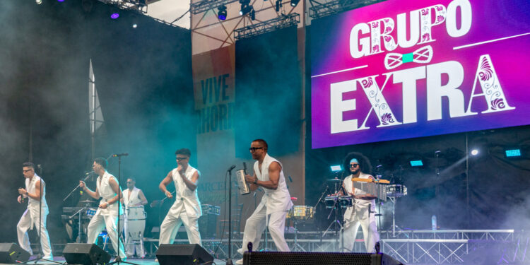 Grupo Extra regresa triunfalmente a Nápoles ante más de 20.000 personas