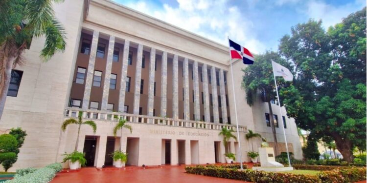 MINERD juramenta comisiones que ejecutarán la Evaluación del Desempeño Docente 2025