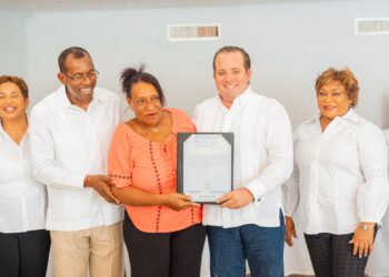 Ministro Paliza encabeza entrega de 341 títulos de propiedad en El Café de Herrera