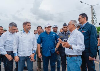 Paliza visita el Merca SD tras incendio; asegura compromiso del Gobierno para su recuperación