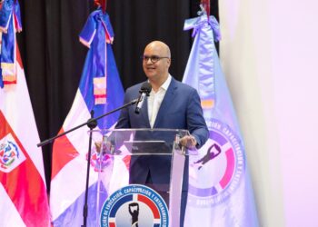 Director del IDAC Igor Rodríguez presenta beneficios del transporte aéreo durante Conferencia a miembros FARD