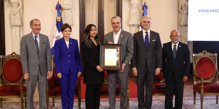 Presidente Abinader entrega a tres profesores el Premio a la Excelencia Magisterial 2025