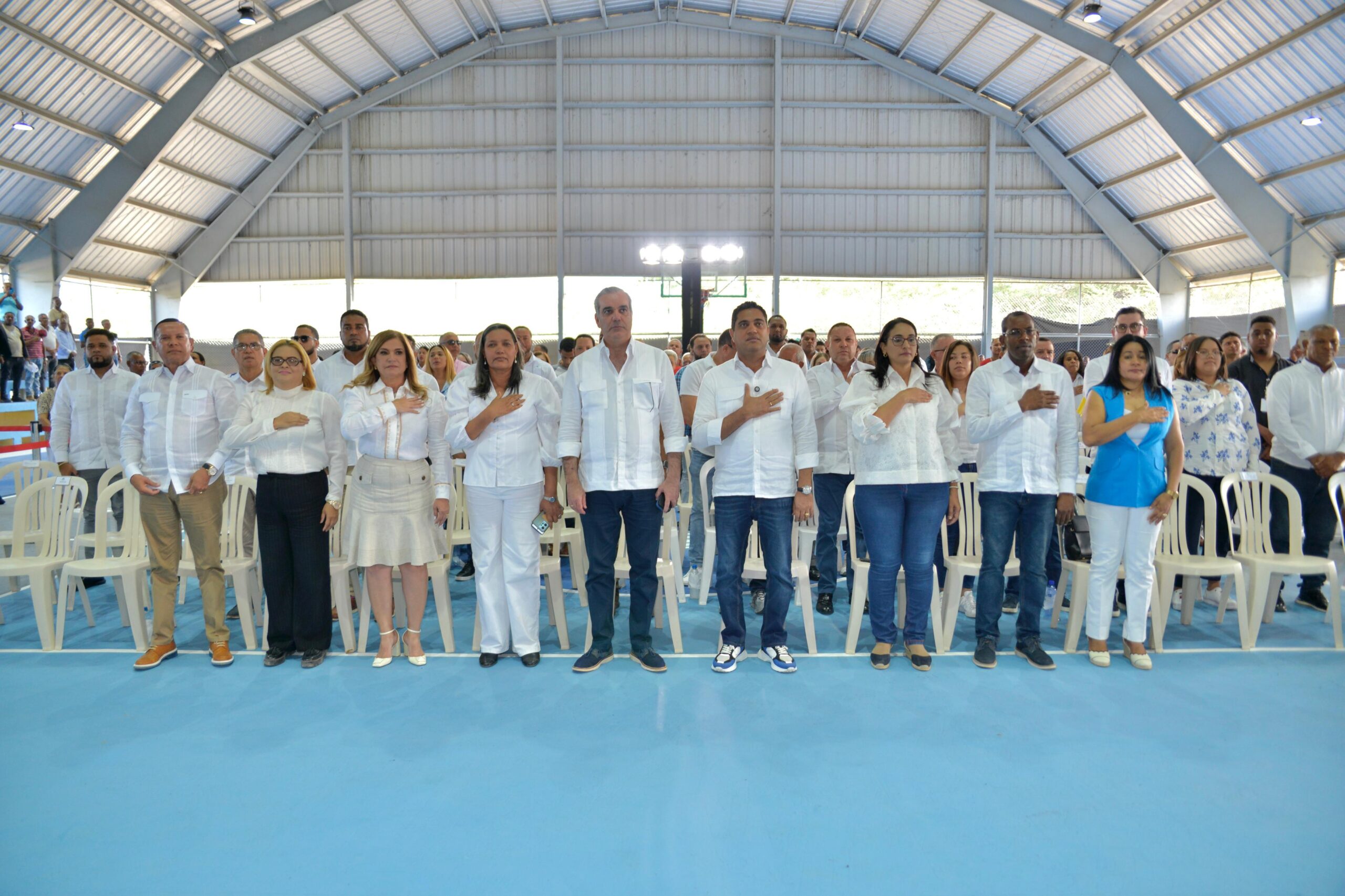 Presidente Abinader y ministro Kelvin Cruz entregan dos multiusos remozados en Azua