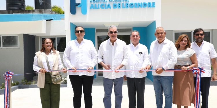 Presidente Abinader inaugura varias obras en la provincia Duarte y sostiene diálogo con la juventud