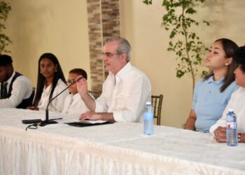 Presidente Abinader sostiene encuentro con más de 300 jóvenes de Azua para escuchar sus inquietudes y presentar oportunidades de desarrollo