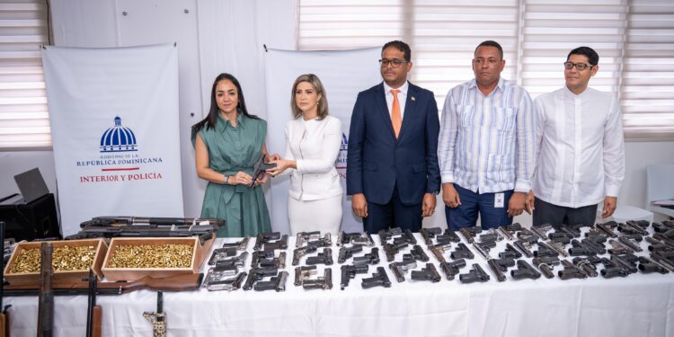 Ministerio de Interior y Policía recibe de Fiscal del Distrito Nacional 218 armas de fuego y 5,820 municiones