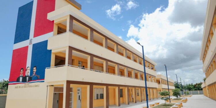 Gobierno inaugura tres liceos, dos escuelas y dos estancias infantiles en beneficio de más de 4 mil estudiantes