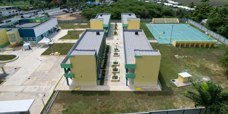 Presidente Abinader inaugura Politécnico en Artes Francisco Antonio Lora Cabrera, con 24 aulas, que beneficiará a 840 estudiantes en Navarrete